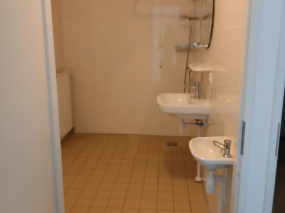 Leeggehaalde badkamer na de woningontruiming