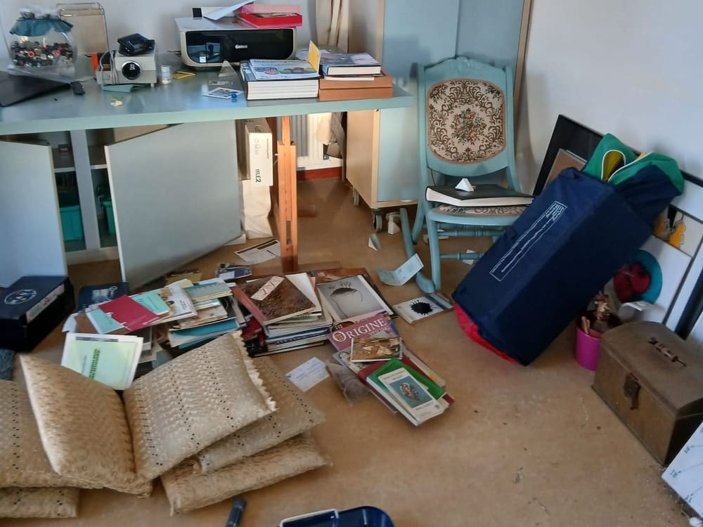 Studeerkamer met boeken en spullen vóór het leeghalen