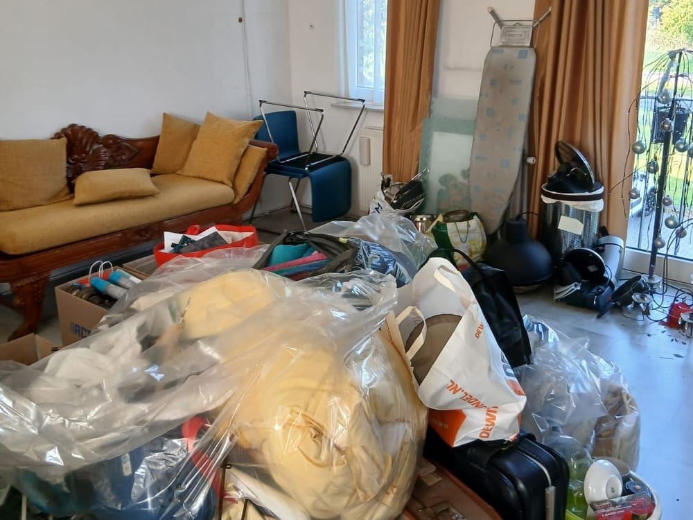 Woonkamer vol ingepakte inboedel vóór de ontruiming in Almere Buiten