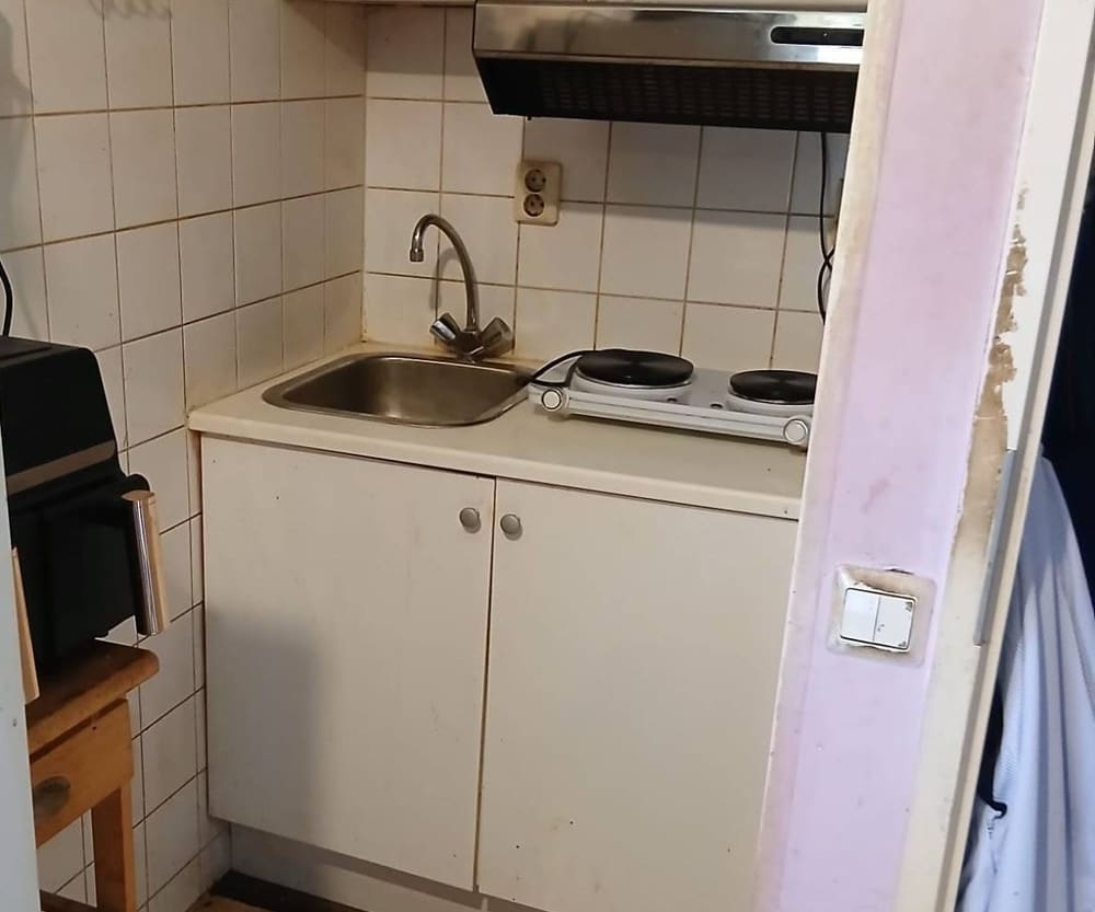 Het keukenblok in de leeggehaalde woning, klaar voor een bezemschone oplevering
