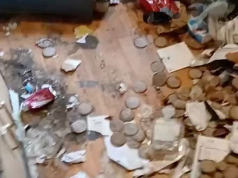 Sterk vervuilde ruimte vol afval en achtergebleven spullen vóór de ontruiming in Amsterdam