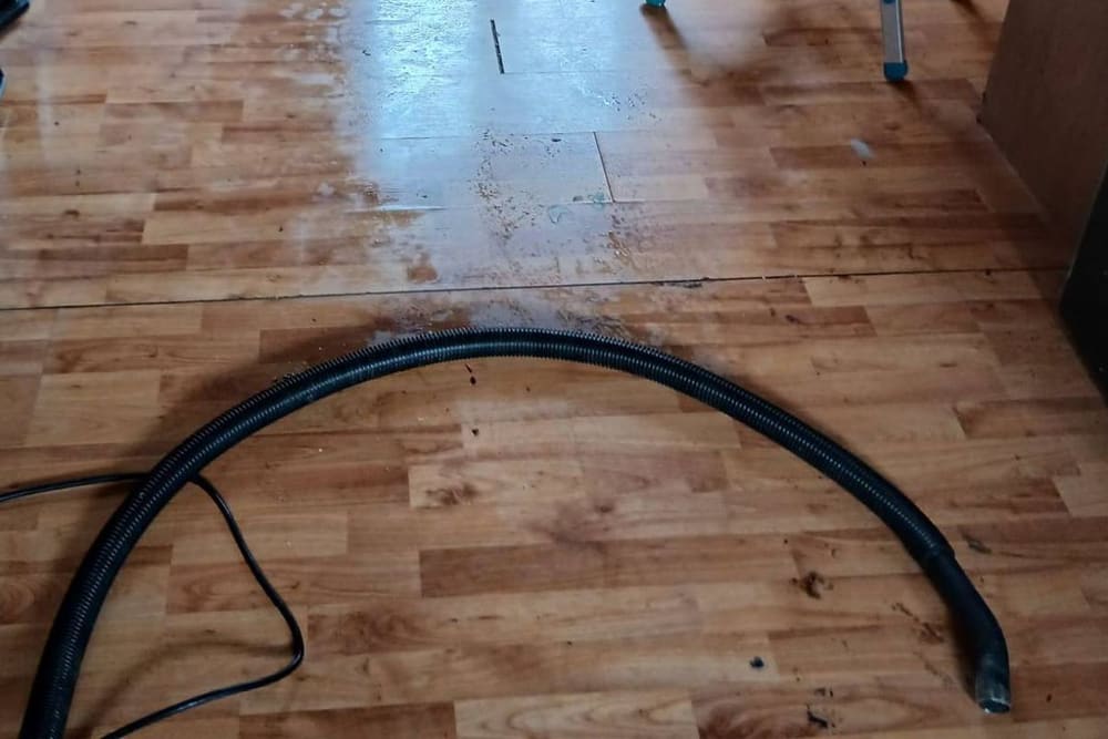 De laminaatvloer wordt tijdens de ontruiming gereinigd met een stofzuiger