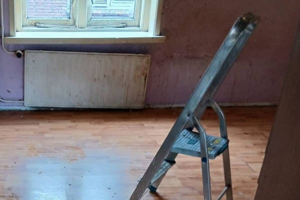 Leeggehaalde woonkamer met gereinigde vloer na de woningontruiming in Amsterdam